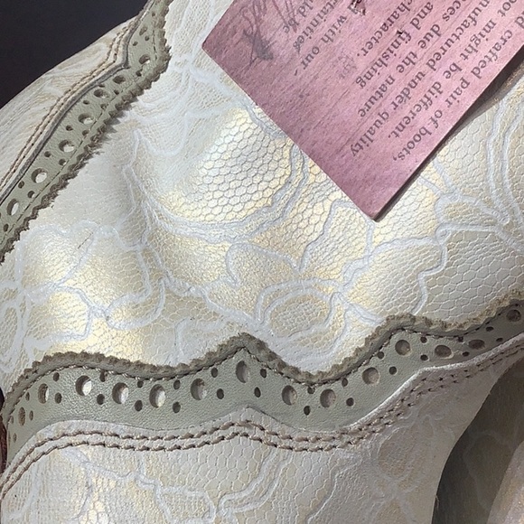 CORRAL NEW - Sz 8.5 - Swarovski sparkle dots - gold shimmer - floral pattern - Picture 14 of 15